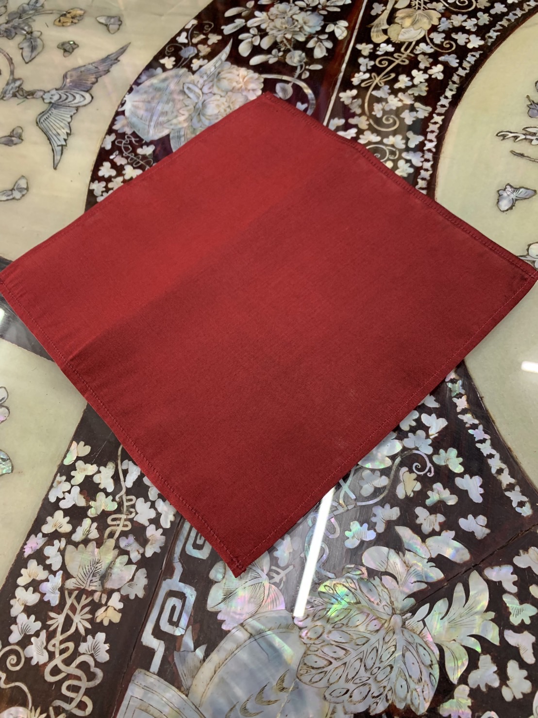 สั่งตัด ผ้าเช็ดหน้าผ้าไหม สำหรับเสื้อสูท ผ้าไหมสีพื้น เนื้อเรียบ ขนาด 23x23cm. เลือกตามรหัสสีผ้า รหัส CUT-ST006