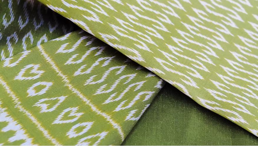 (ผ้าชุด) ผ้าไหมมัดหมี่ไหมแท้ (ผ้าลาย2หลา+สีพื้น2หลา) ลายขอพระราชทาน พื้นสีเขียวตองอ่อน รหัส M2B-CT-100965