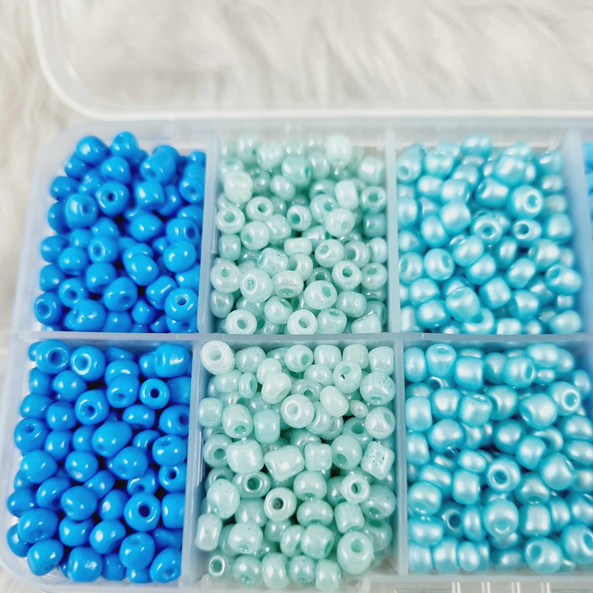 ลูกปัด Glass Beads 2-4มิลลิเมตร เม็ดทราย ลูกปัดแก้วมุก ใส ด้าน DIY สร้อยคอ สร้อยข้อมือ เครื่องประดับ ประมาณ กล่องละ +- 2000ชิ้น โทนสีฟ้า 6เฉด