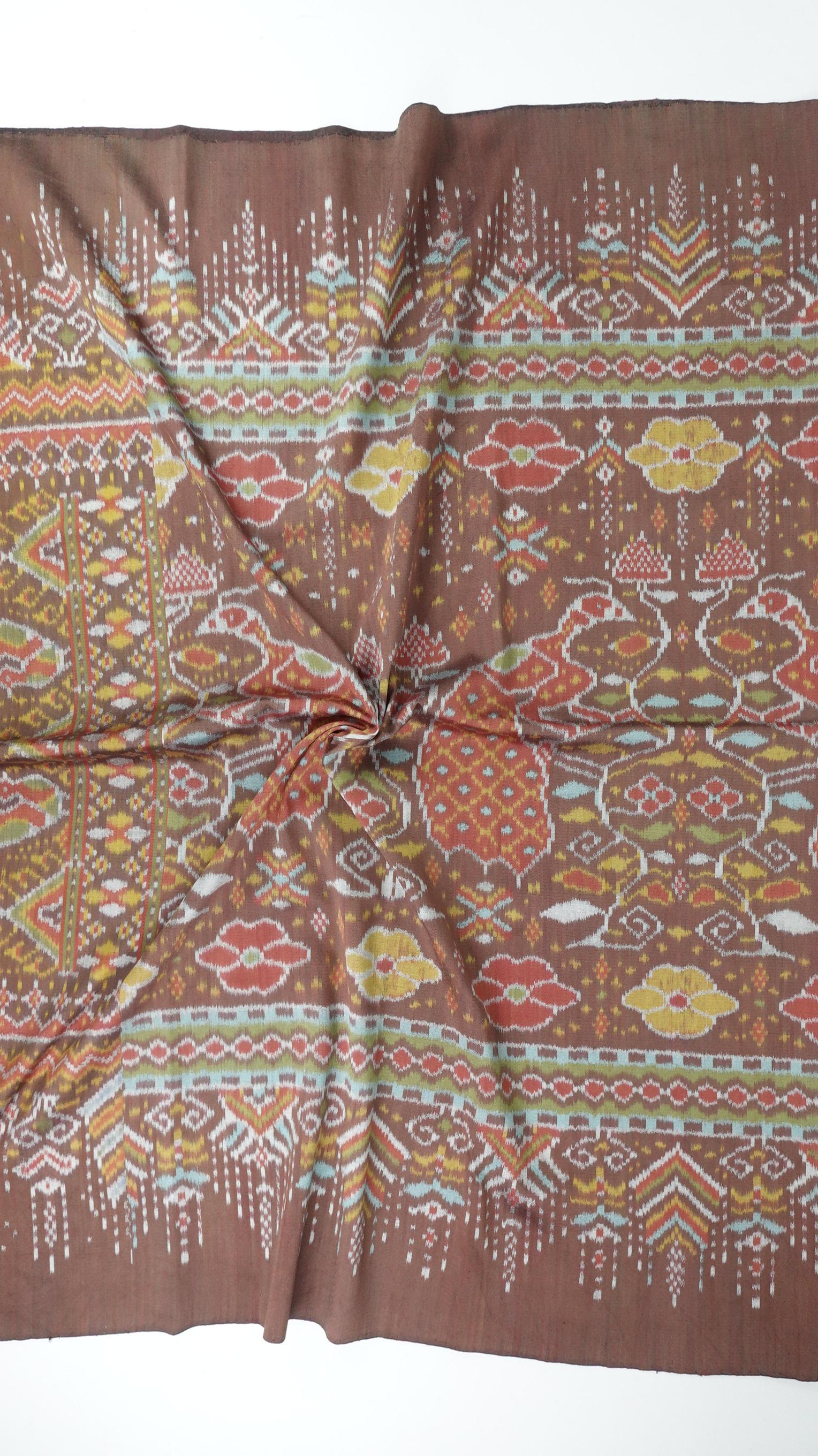 ซิ่น ผ้าไหมมัดหมี่ สีธรรมชาติ 3ตะกอ ทอเหยียบเหาะ มีหน้านาง ชายครุย ขนาด1x2เมตร ลายนกยูง สีน้ำตาลเทา รหัส M3P-33-0224682