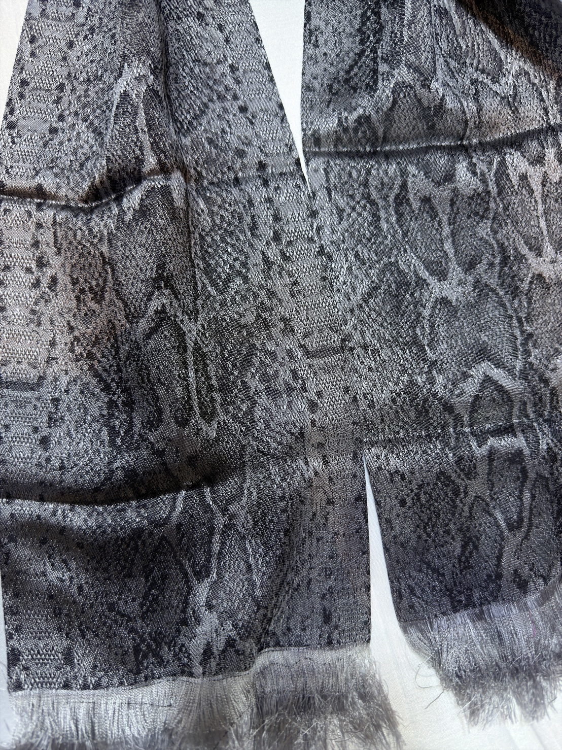 ผ้าพันคอไหม ขนาด 16x156ซม. มีนางหน้าชายครุย ลายโฮลนาคา พื้นสีเทาดำ L4E-76-12046815