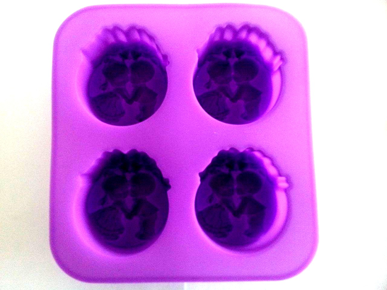 พิมพ์สบู่กลมมงกุฏแกะลายตุ๊กต่คู่ 4ช่อง 70-100 G .