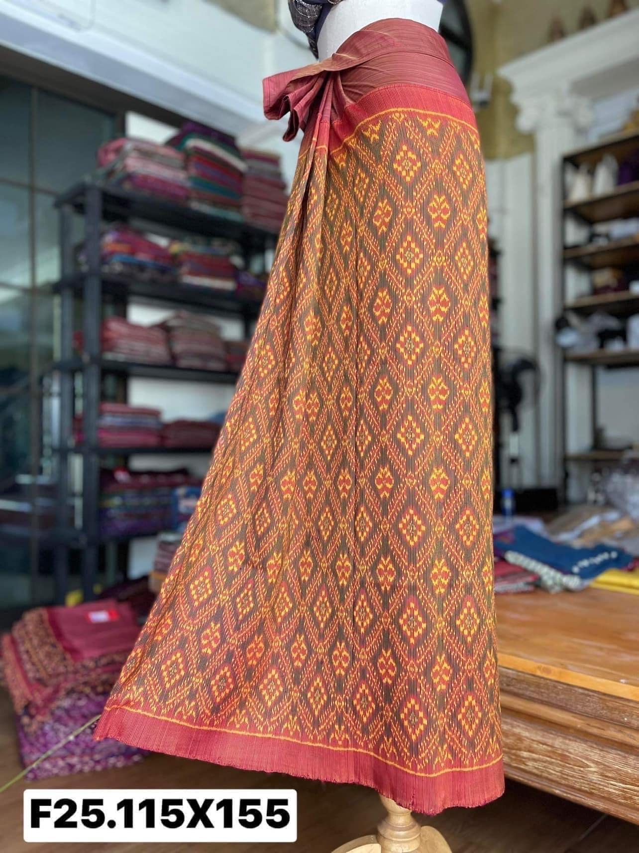 ซิ่น พระตะบอง ไหมบ้านสาวมือ ย้อมสีธรรมชาติ ขนาด 115x155ซม สีแดง รหัส N9-SIL-F25