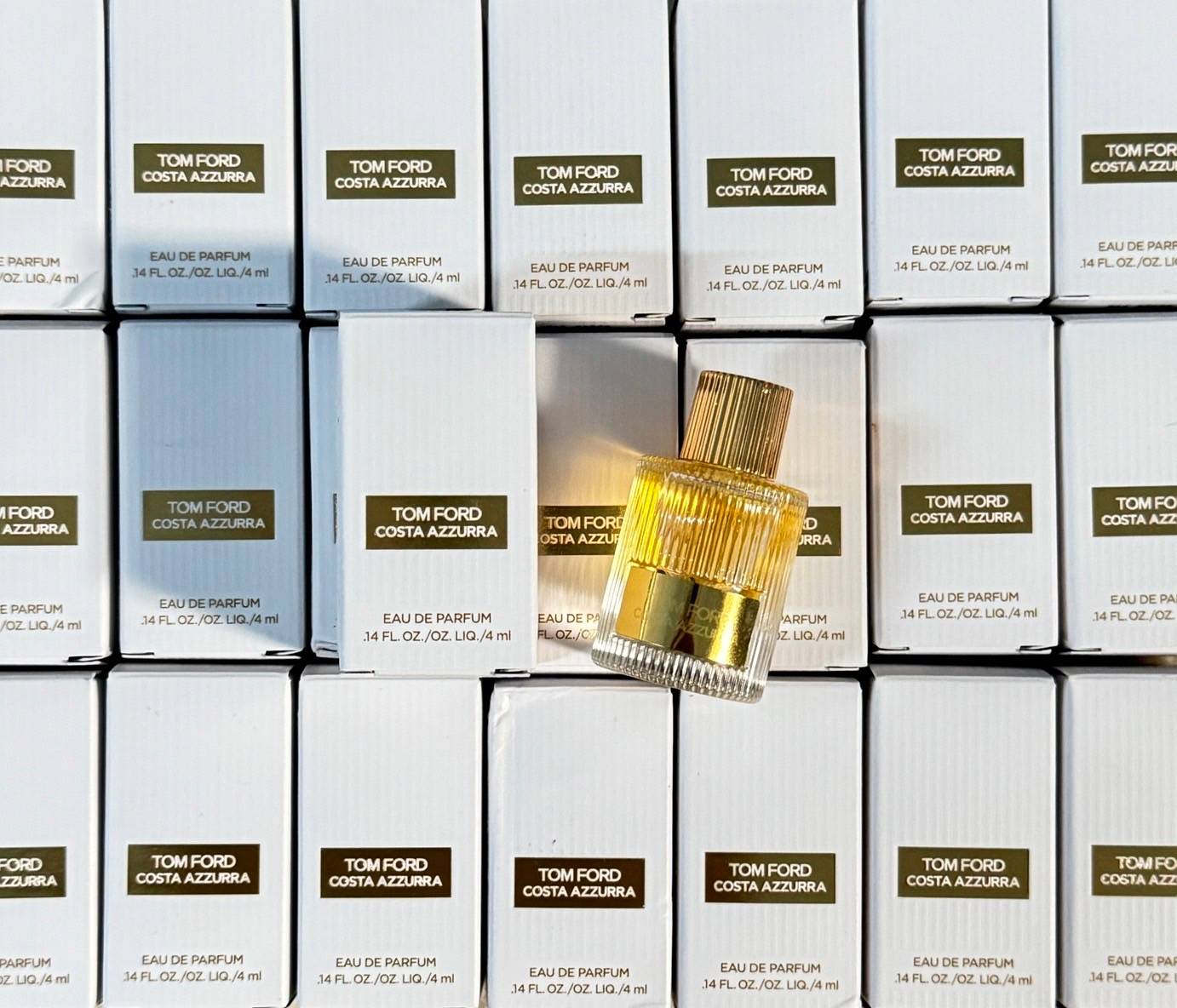 น้ำหอมจิ๋วมินิ Tom Ford Costa Azzurra Eau De Parfum 4mlแบบแต้มมีกล่อง ( Mini Perfume น้ำหอมขนาดพกพา) น้ำหอมจิ๋วมินิ ขวดน่ารัก ตั้งโชว์ก็สวย พกพาก็สะดวก หัวแต้มตามจุดชีพจร
