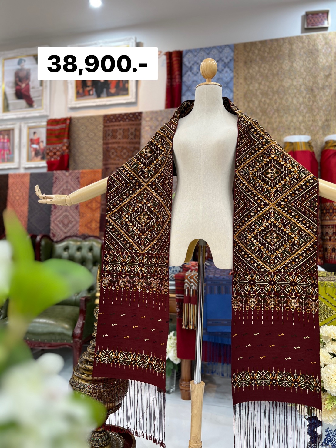 ผ้าพันคอ ไหมแพรวา ไหมแท้ ขนาด 30ซม.x2.30ซม. พื้นสีแดง รหัสZE-BM-0721681