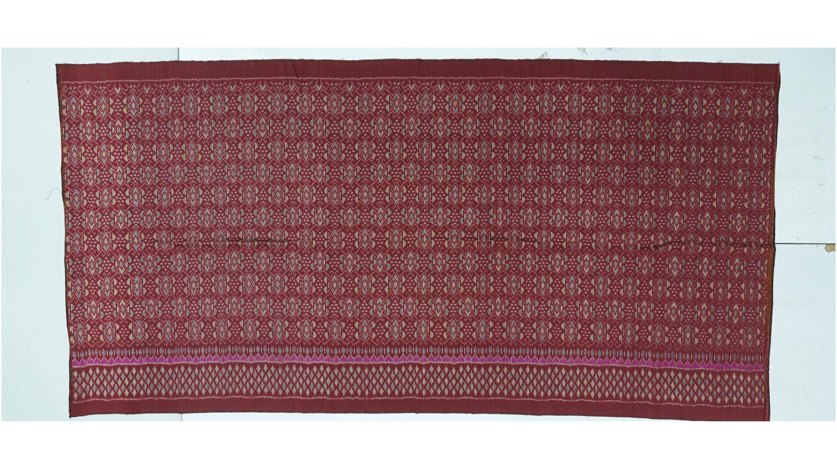 ซิ่น ผ้าไหมมัดหมี่ 3ตะกอ ขนาด 1x2เมตร ลายก้านแยง พื้นสีแดง รหัส R2Q-ME-066-1220670916