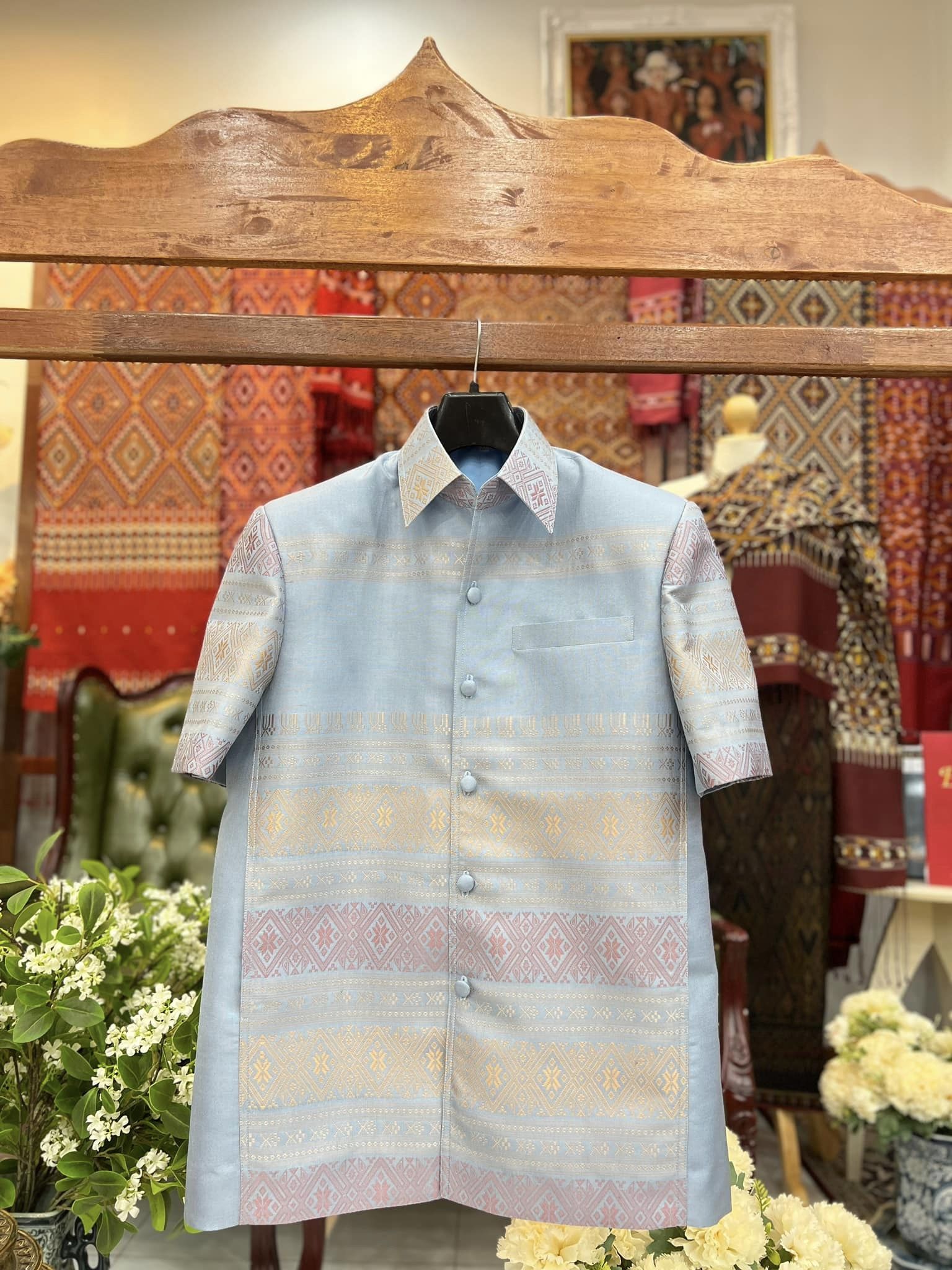 เสื้อสูทไหมแพรวา แขนสั้น พื้นสีฟ้าอ่อน เลือกตามไซส์ รหัส DR-BM-03066712265