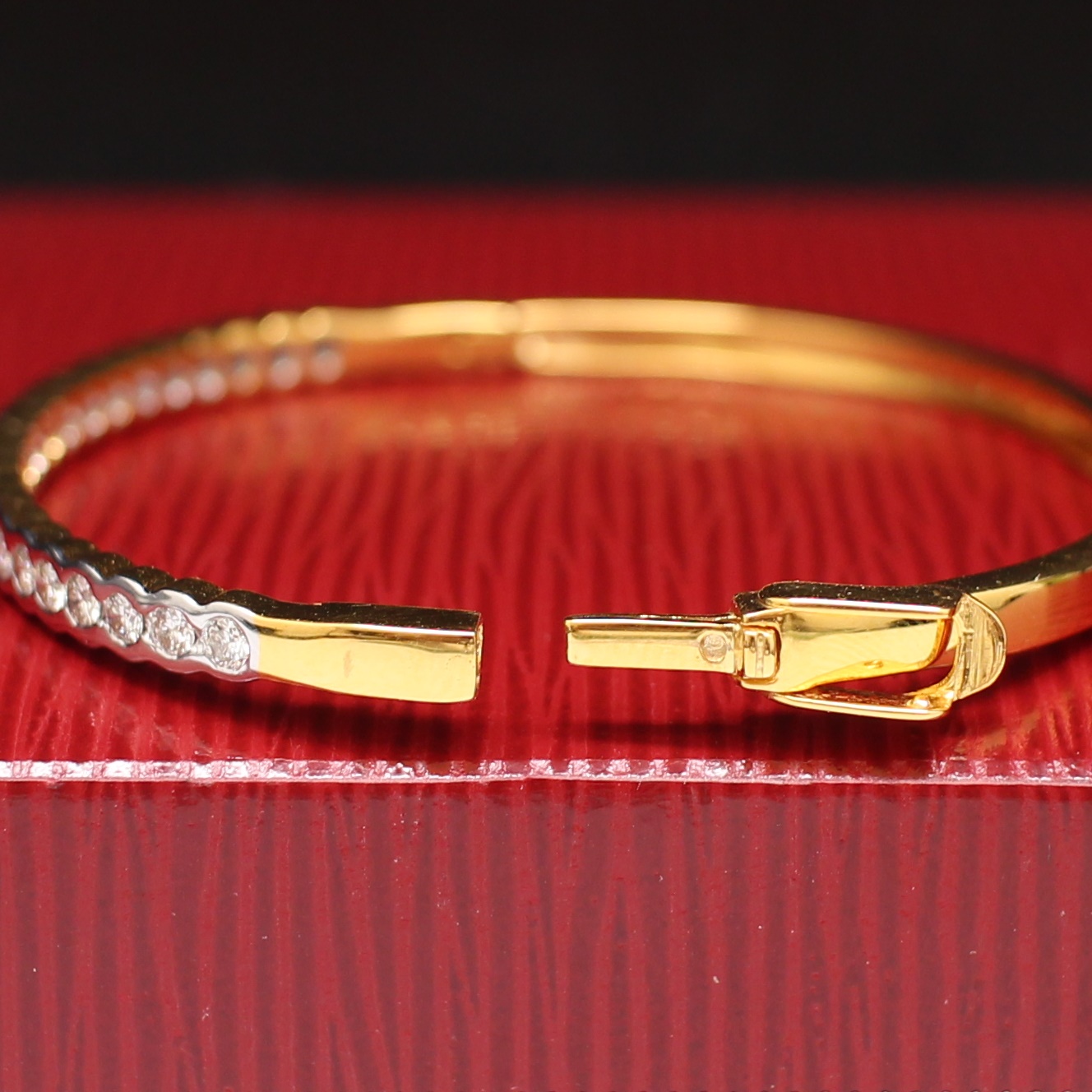 BL25119 กำไลเพชรแถวครึ่งวง เพชรแท้ 23 เม็ด 1 กะรัต ทองแท้ 90% นน.รวม 13.6 กรัม เส้นผ่านศูนย์กลาง 5.1 ซม.