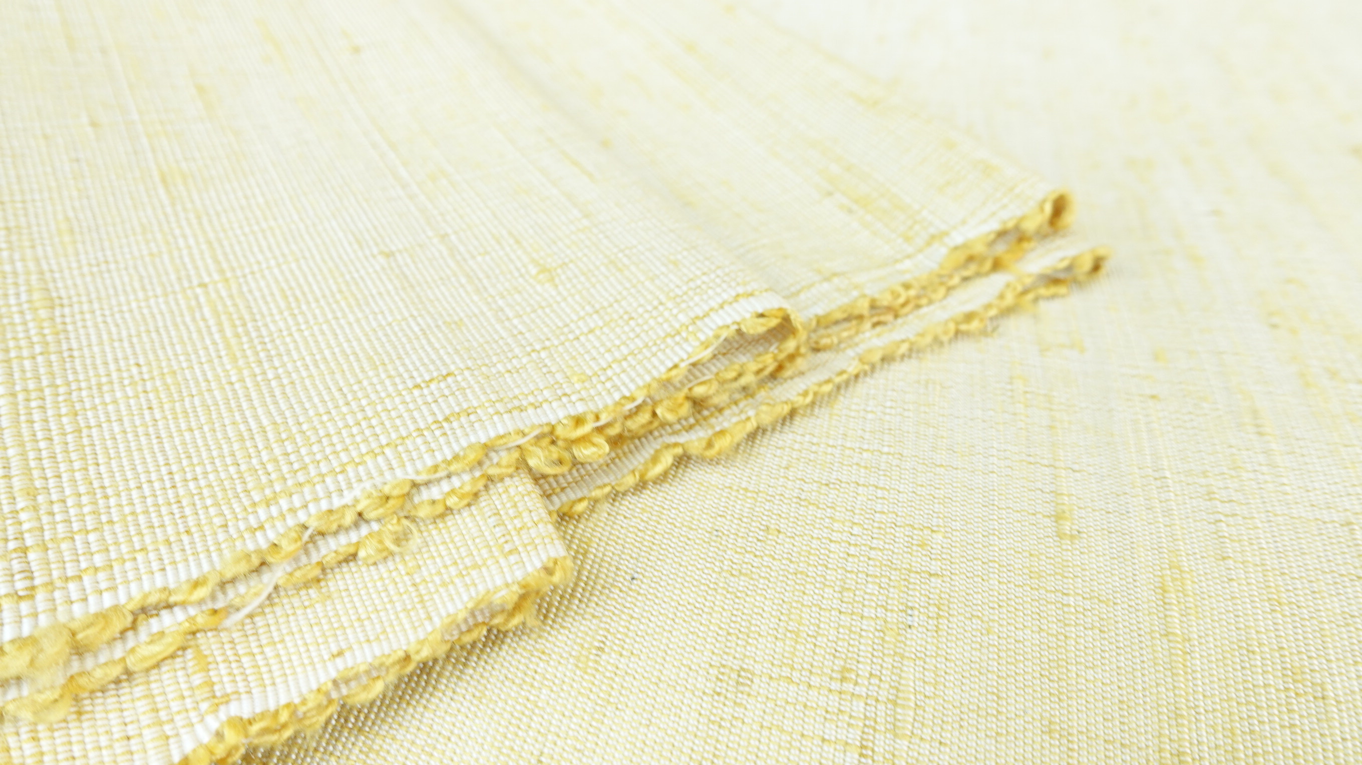 ผ้าไหมสีพื้น ไหมลืบเนื้อหยาบหนา ไหมแท้มีขี้ไหม สีธรรมชาติ สีเหลืองอ่อน (ราคาต่อเมตร) รหัส D-76-P4474