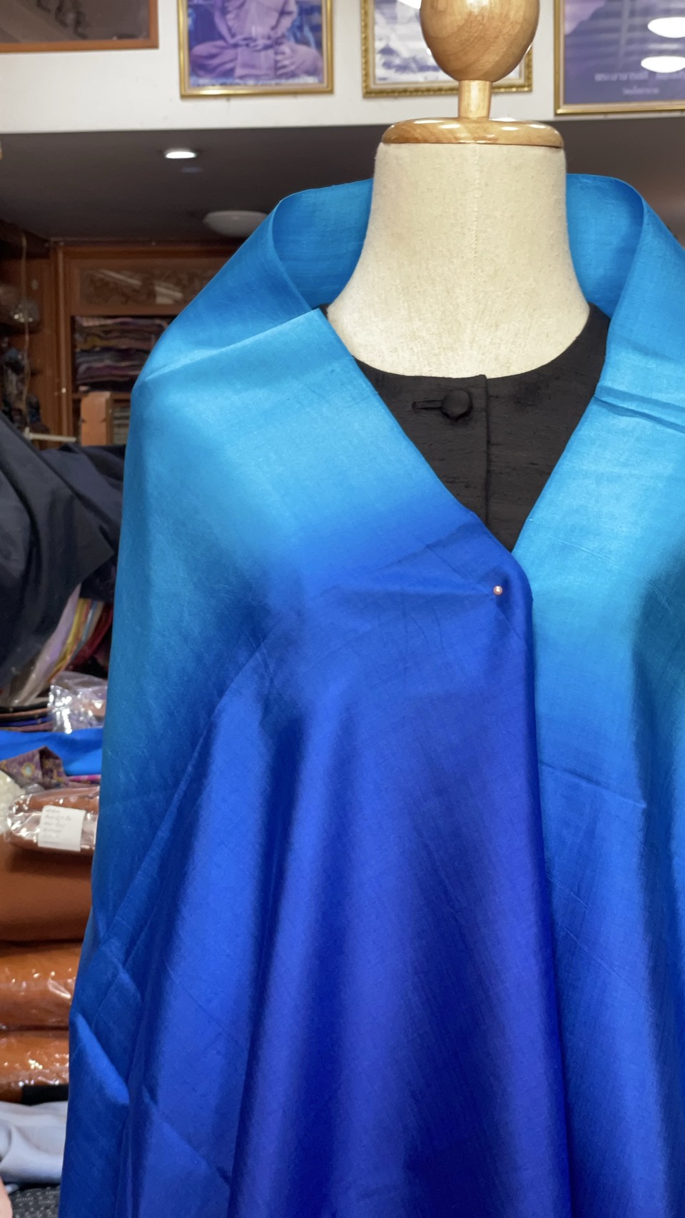 ผ้าคลุมไหล่ผ้าไหม สไลด์สี เนื้อเรียบ ขนาด 60x200ซม. สีฟ้า-สีน้ำเงิน รหัส ZYE-AA-1114680