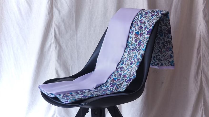 (ผ้าชุด)ไหมพิมพ์ลาย ไหมแท้ ขนาด 1x4หลา (ผ้าลาย2หลา+สีพื้น 2หลา) สีม่วงอ่อน รหัส A40-CT-102717