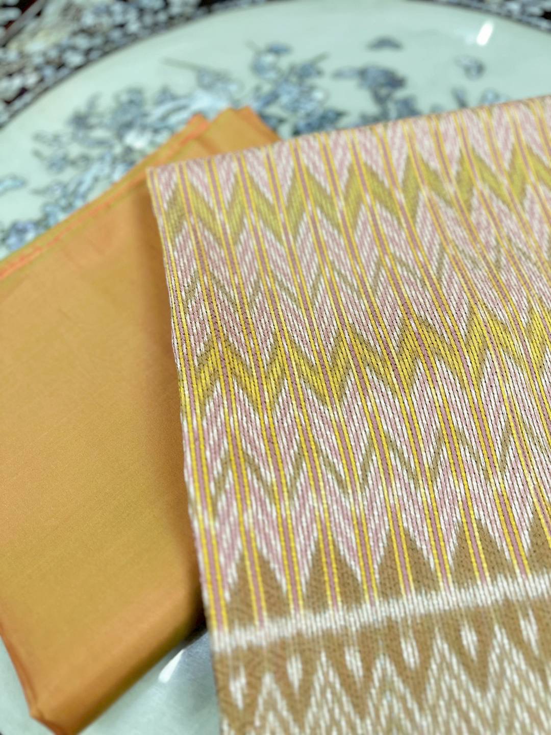 (ผ้าชุด)ผ้าไหมมัดหมี่ 6ตะกอ สีธรรมชาติ ลายโฮล (ผ้าลาย 2เมตร+สีพื้น 2เมตร) สีน้ำตาลทอง รหัส L8A-ST-0505681