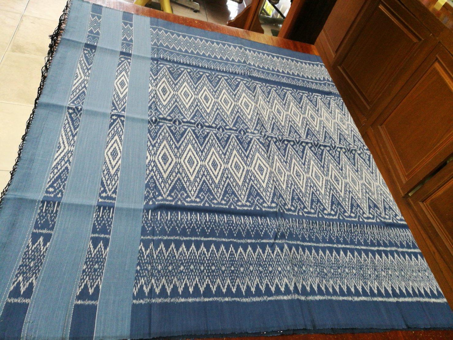 ซิ่น มัดหมี่ 3ตะกอ สีธรรมชาติ ไหมแท้ ขนาด 1x2เมตร มีปูมชายครุย ย้อมคราม รหัส M3P-NY1102653