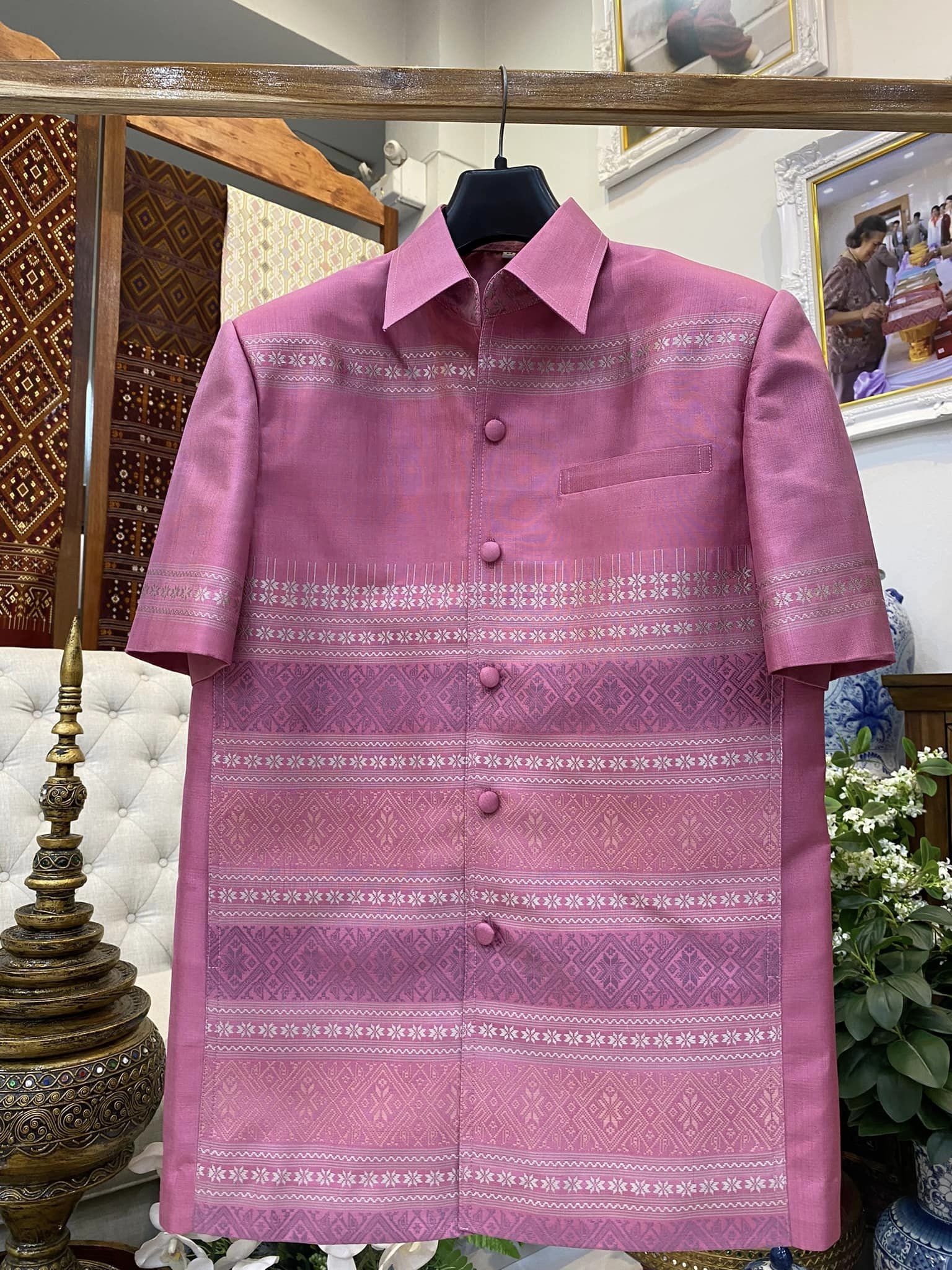 เสื้อสูทไหมแพรวา แขนสั้น พื้นสีชมพูกะปิ เลือกไซส์ รหัส DR-BM092966110024