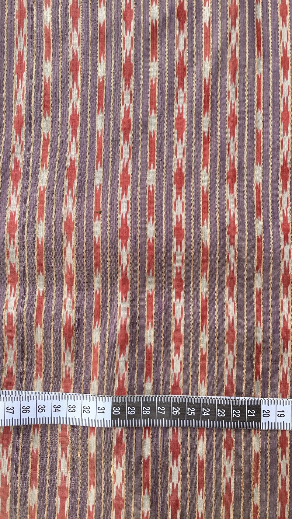 ผ้าไหมมัดหมี่ เนื้อไหมบ้าน ไหมแท้ สีธรรมชาติ ตรานกยูง ลายลูกปู สีม่วงเทาเปลือกมังคุดอ่อน ตัดขายเป็นเมตร รหัส CISP-NY-SKU-39304