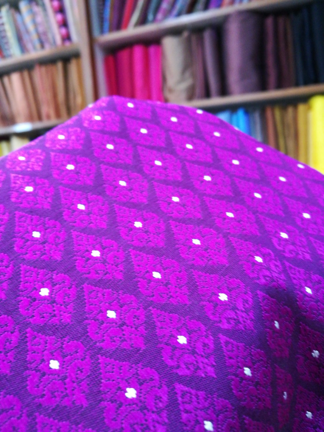 ซิ่น ผ้าไหมยกสุรินทร์ ไหมแท้ 32ตะกอ มีหน้านาง เกาะเชิงดิ้นทอง ขนาด1x2เมตร พื้นสีม่วง รหัส N11-NY-1221666