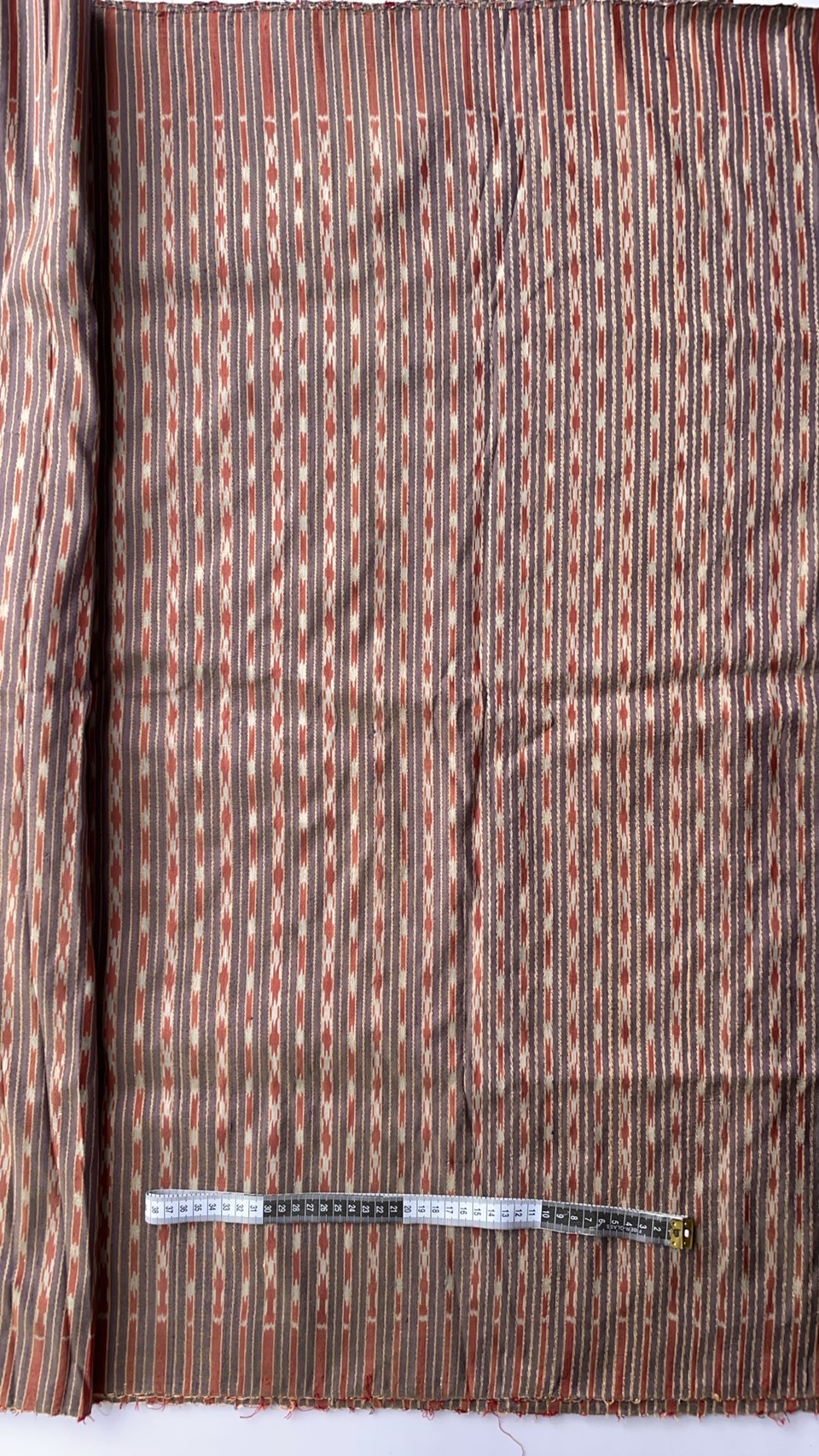 ผ้าไหมมัดหมี่ เนื้อไหมบ้าน ไหมแท้ สีธรรมชาติ ตรานกยูง ลายลูกปู สีม่วงเทาเปลือกมังคุดอ่อน ตัดขายเป็นเมตร รหัส CISP-NY-SKU-39304