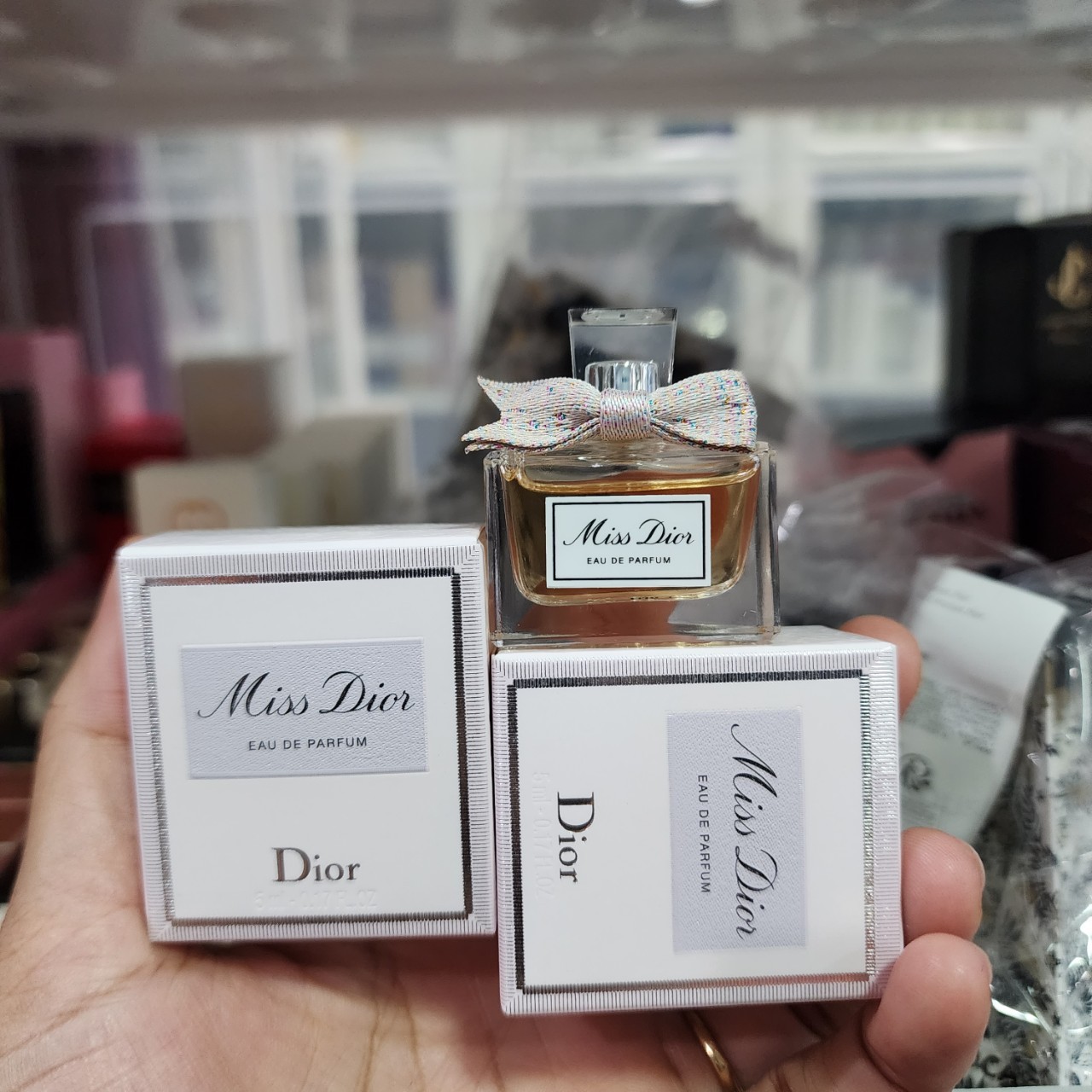 น้ำหอมจิ๋วมินิ Dior Miss Dior Eau de Parfum รุ่น 2021 ขนาด 5ml ใหม่ล่าสุด 2021 แบบแต้มมีกล่อง ( Mini Perfume น้ำหอมขนาดพกพา) น้ำหอมจิ๋วมินิ ขวดน่ารัก ตั้งโชว์ก็สวย พกพาก็สะดวก หัวแต้มตามจุดชีพจร