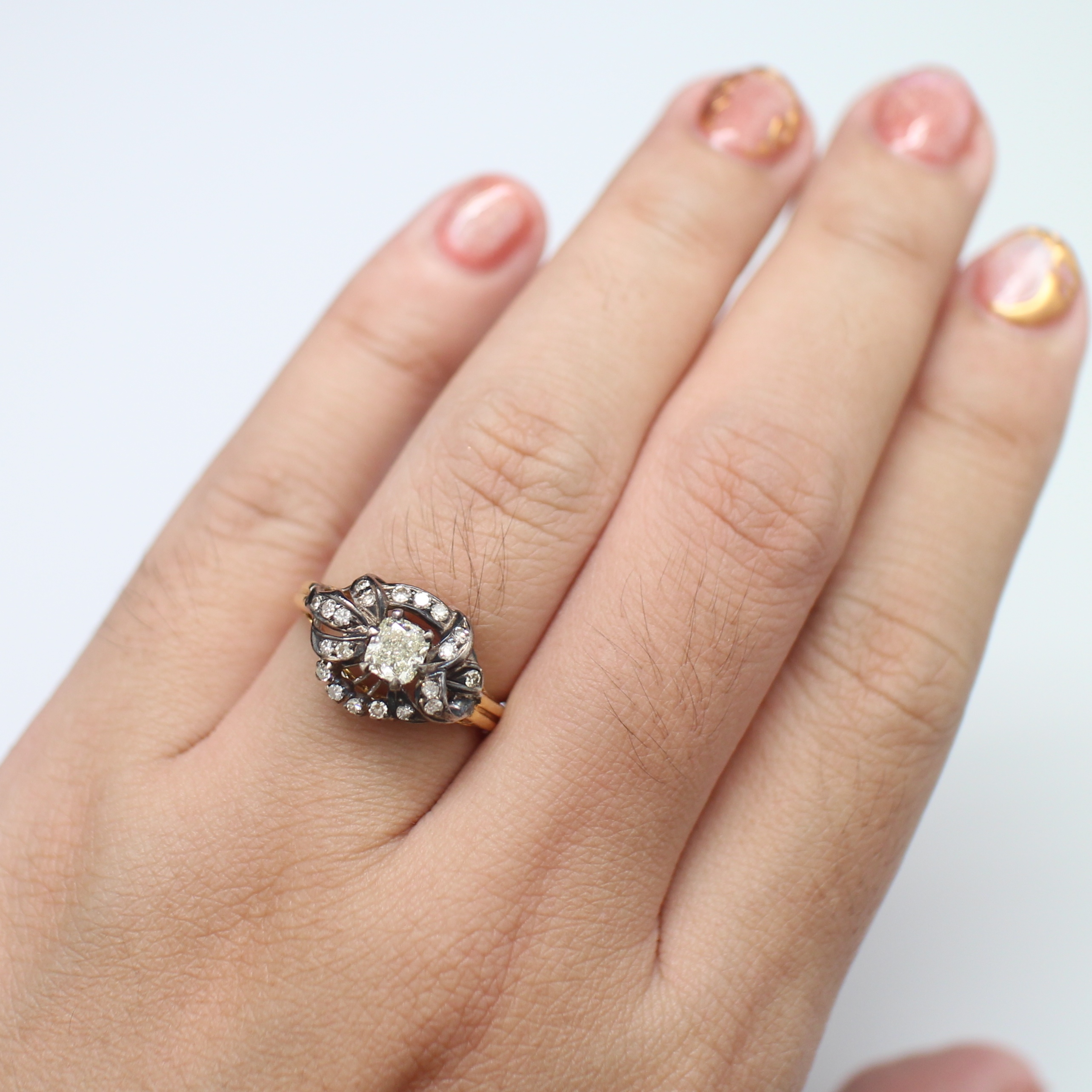 RG250094 แหวนเพชรเหลี่ยมคุชั่น Cushion 51 ตังส์ N-color (90) ล้อมเพชรกุหลาบ งานk2สี นน.รวม 3.2 กรัม ขนาดแหวน 54 มีใบเซอร์