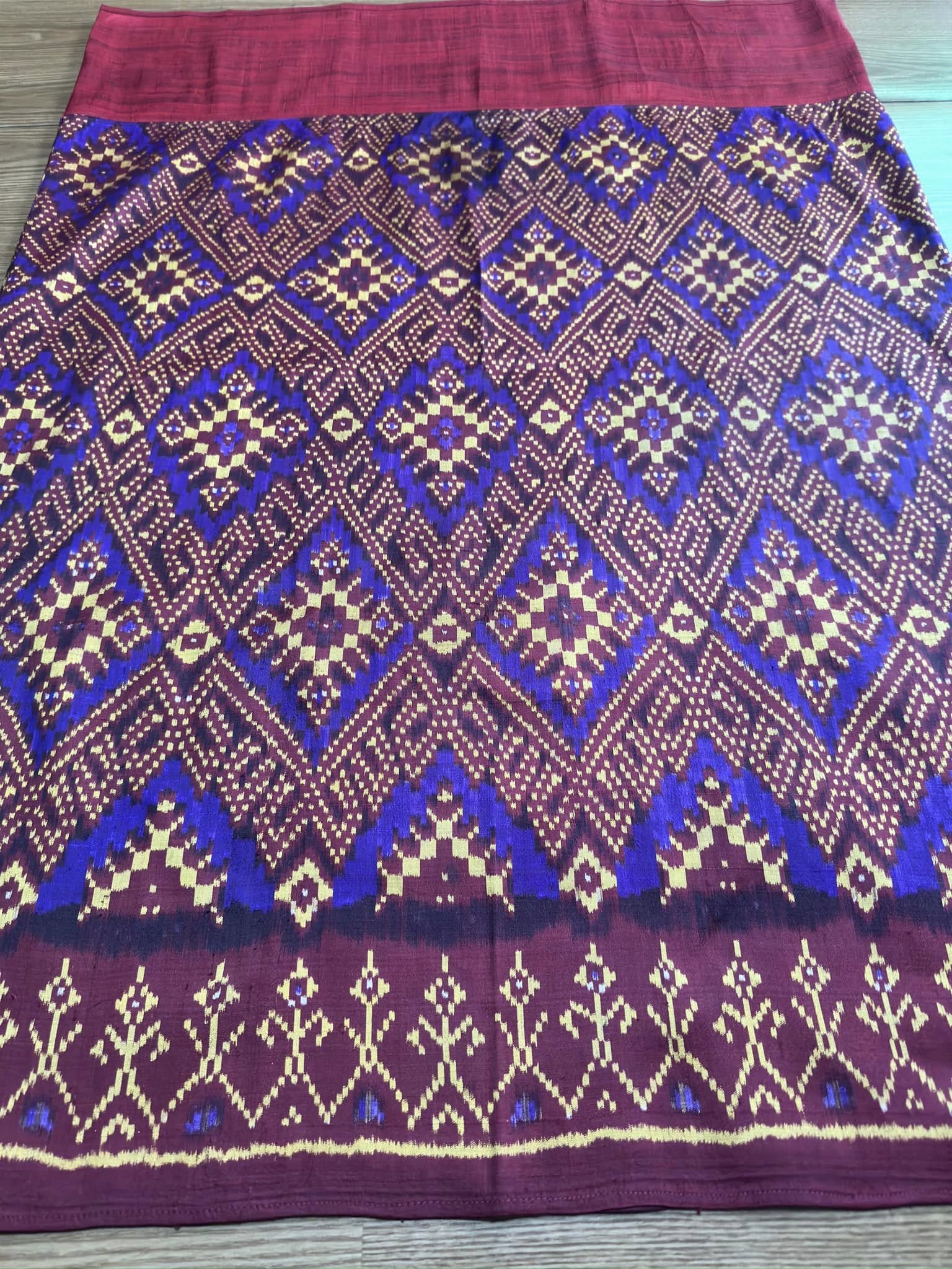 ซิ่น พระตะบอง ผ้าจามทอสามตะกอ ขนาด 105x150ซม สีแดง รหัส N9-SIL-AJ7