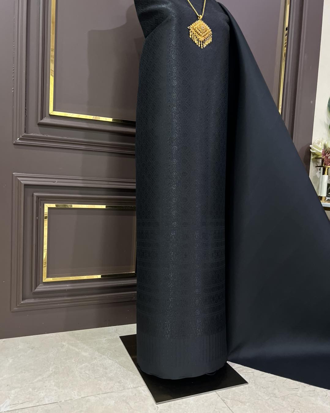 (ผ้าชุด)ผ้าไหมยกดอกลำพูน ยกดอกดิ้นดำ ขนาด 1.03x4.30เมตร ลายดาวล้อมเพชร พื้นสีดำ รหัส N90-29-TR0547