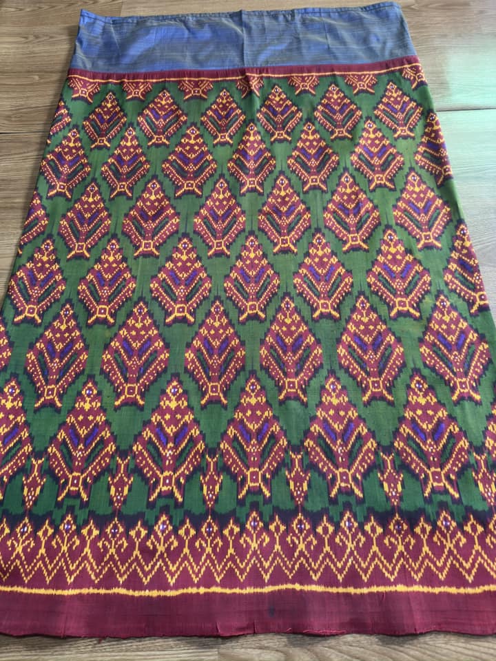 ซิ่น พระตะบอง ผ้าจามทอสามตะกอ ขนาด 110x140ซม พื้นสีแดง รหัส N9-SIL-AJ9