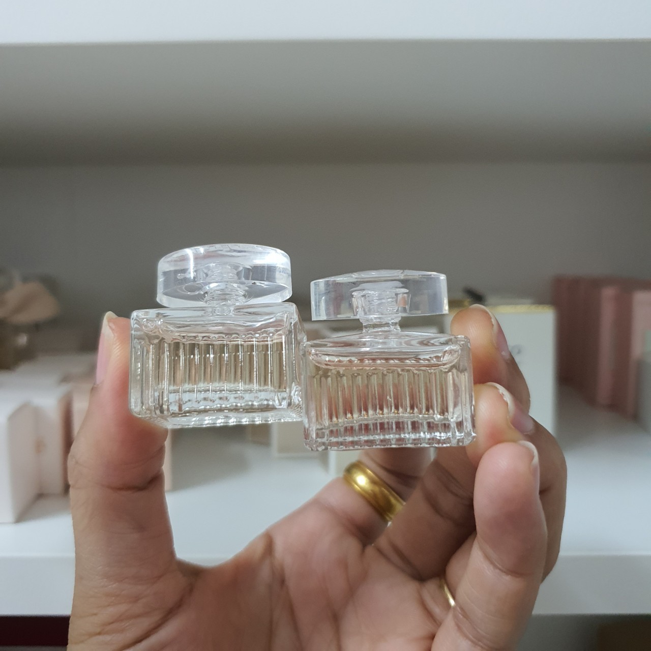 น้ำหอมจิ๋วมินิ Chloe Signature 5ml ไม่มีกล่อง แบบแต้ม ( Mini Perfume น้ำหอมขนาดพกพา) น้ำหอมจิ๋วมินิ ขวดน่ารัก ตั้งโชว์ก็สวย พกพาก็สะดวก หัวแต้มตามจุดชีพจร