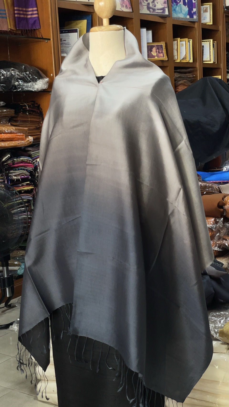 ผ้าคลุมไหล่ผ้าไหม สไลด์สี เนื้อเรียบ ขนาด 60x200ซม. สีเทา-สีเทาเข้ม รหัส ZYE-AA-1114682