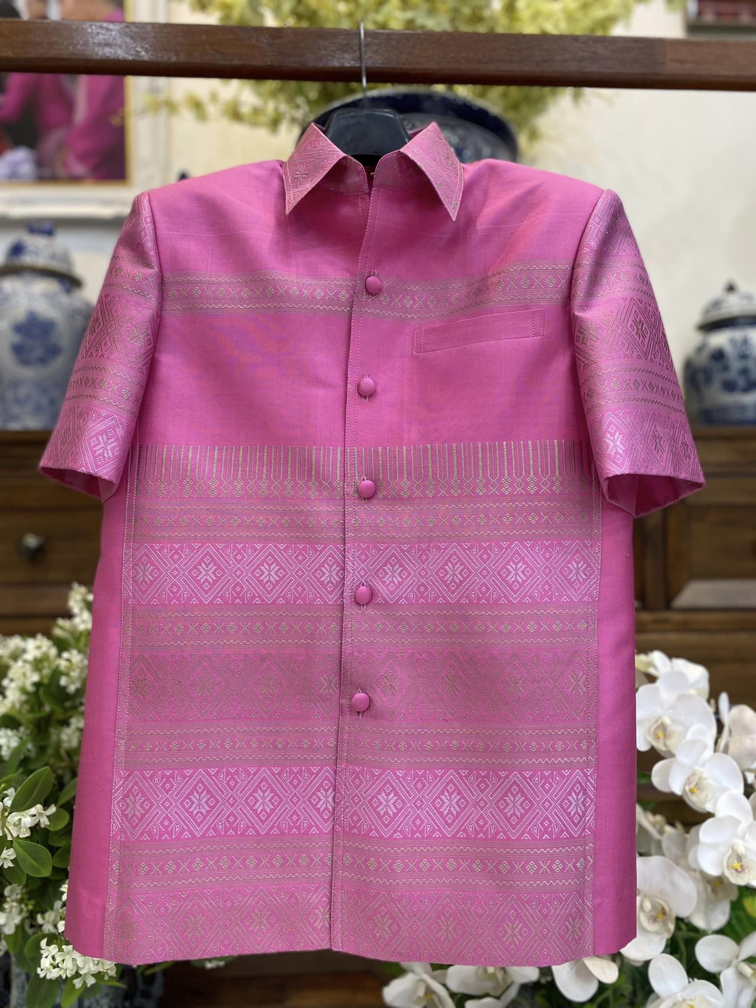 เสื้อสูทไหมแพรวา แขนสั้น พื้นสีชมพูเข้ม เลือกไซส์ รหัส DR-BM092966110015