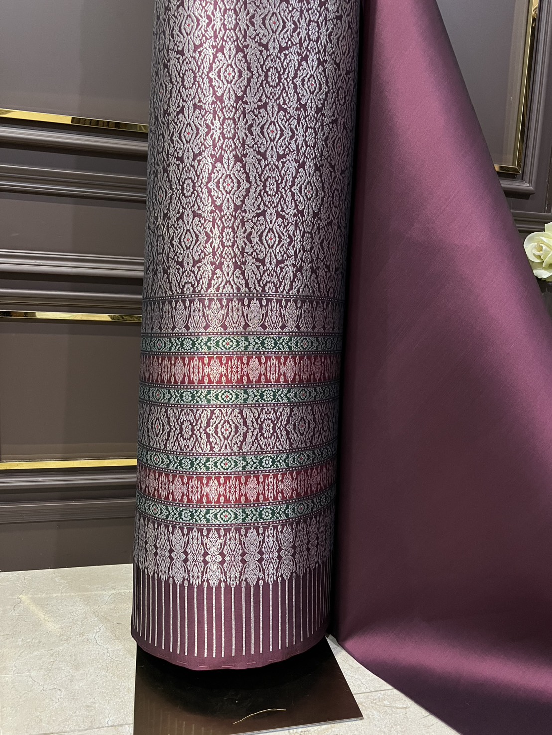 (ผ้าชุด)ผ้าไหมยกดอกลำพูน ขนาด 1.03x4.55เมตร พื้นสีแดงเลือดหมู รหัส N90-29-TR0161