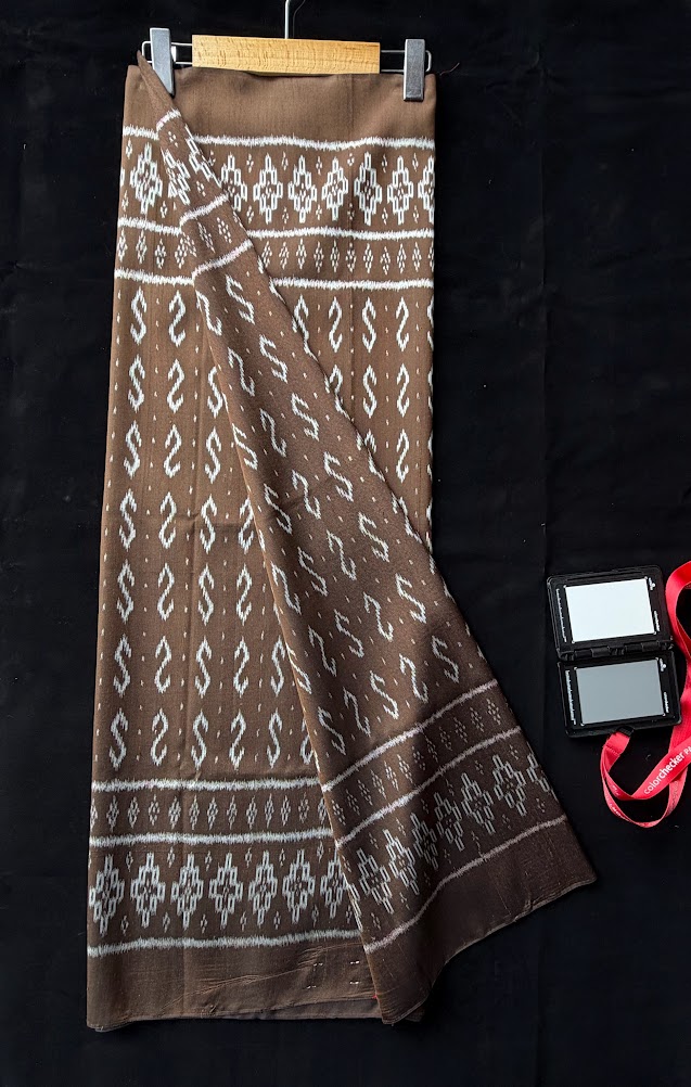 ซิ่น ผ้าไหมมัดหมี่ 3ตะกอ ขนาด 1x2 เมตร ลายขอพระราชทาน สีน้ำตาล รหัส PCS-NY-11226819