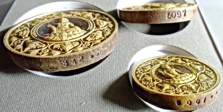 จตุคามรามเทพ รุ่น หลักเมืองมหามงคล ปี 2550 เนื้อว่านนํ้าตาล ปัดทอง ( ชุดกรรมการ)