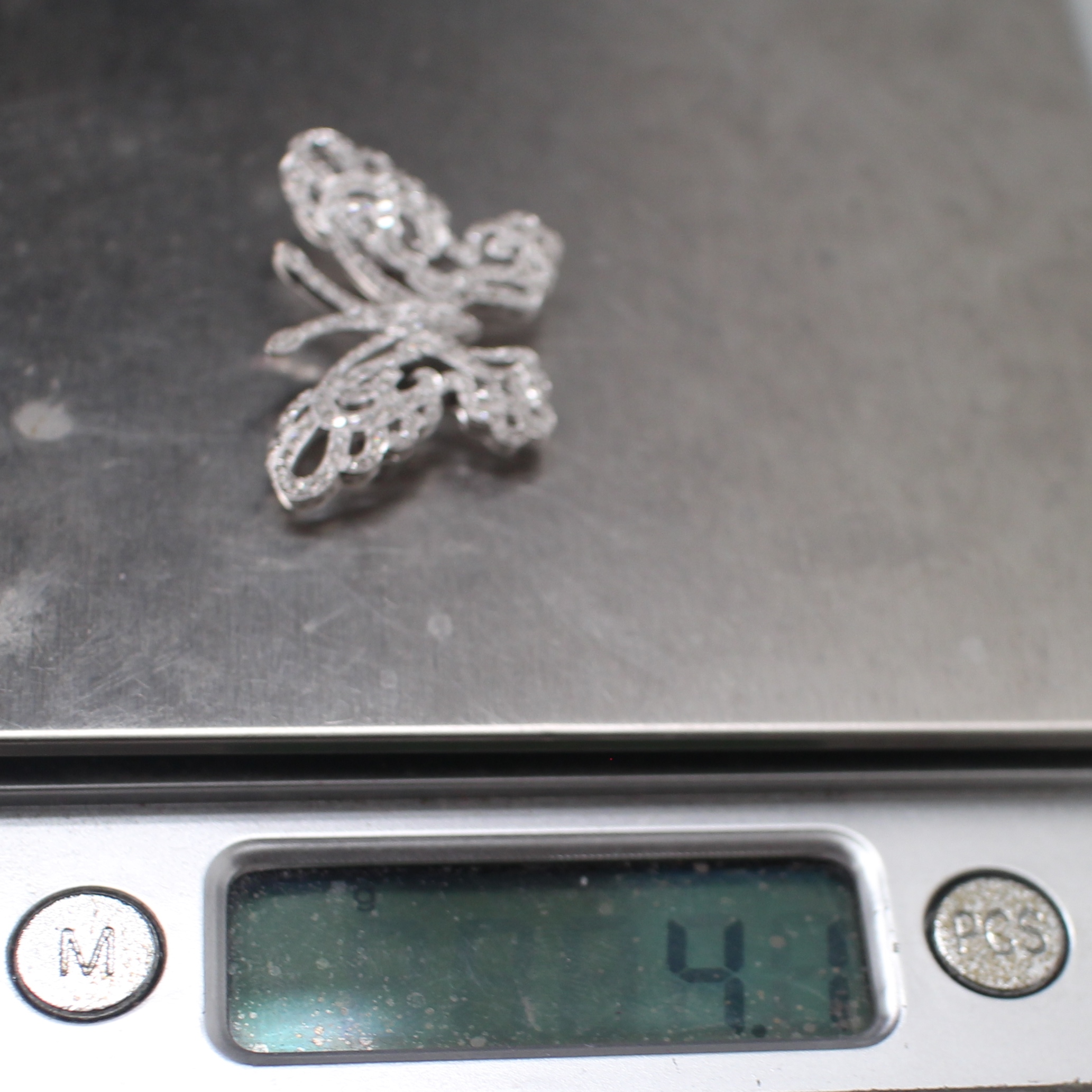 CL25006 เข็มกลัดผีเสื้อฝังเพชรฉลุลาย เพชรแท้ 0.90 กะรัต ทองแท้ 18k นน.รวม 4.1 กรัม งานสวย