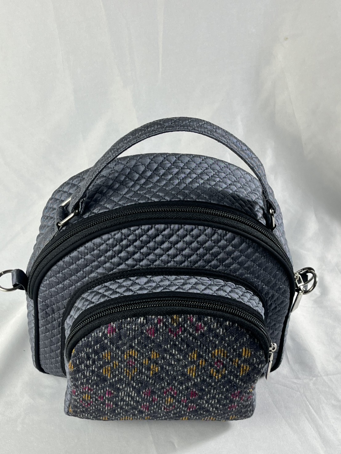 กระเป๋าผ้าไหม ทรงมินิ ขนาด 14x23x22ซม.ความสูงหูจับ 8 ซม. สีเทา รหัส GLA-ME-07106816