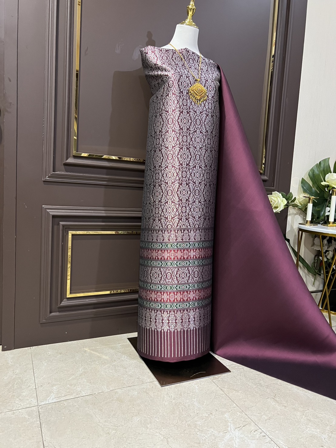 (ผ้าชุด)ผ้าไหมยกดอกลำพูน ขนาด 1.03x4.55เมตร พื้นสีแดงเลือดหมู รหัส N90-29-TR0161