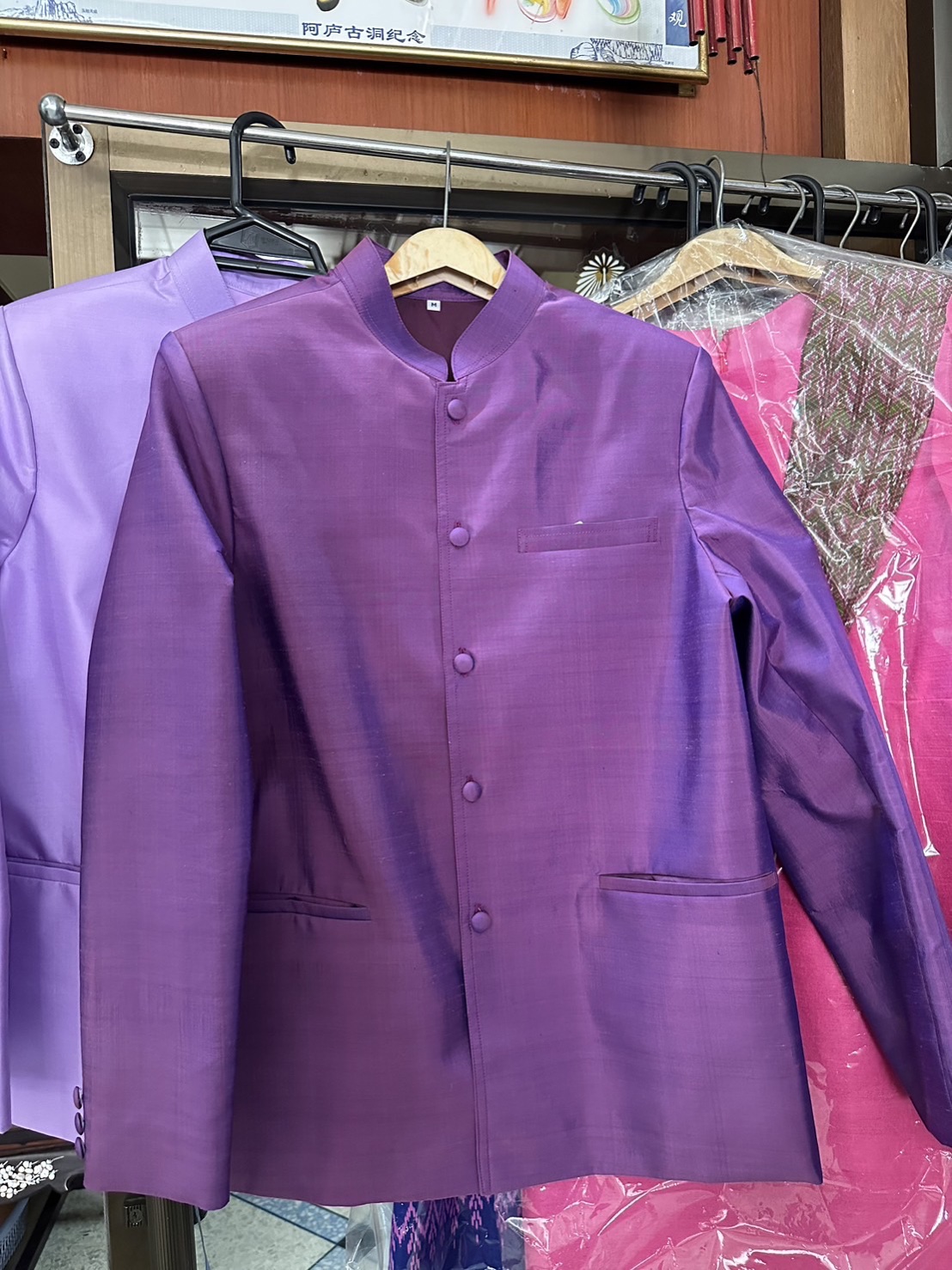 เสื้อสูทไหมคอพระราชทาน แขนยาว เนื้อหยาบ สีม่วงเข้ม รอบอก 42นิ้ว รหัส DM-ST0326661