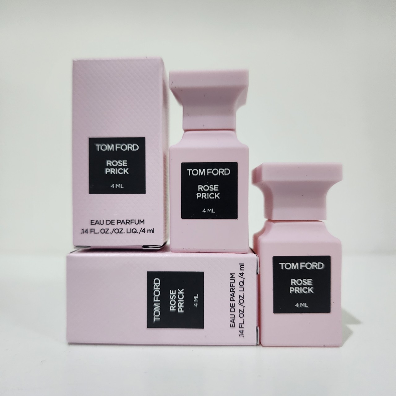 น้ำหอมจิ๋วมินิ Tom Ford Rose Prick EDP 4ml แบบแต้มมีกล่อง ( Mini Perfume น้ำหอมขนาดพกพา) น้ำหอมจิ๋วมินิ ขวดน่ารัก ตั้งโชว์ก็สวย พกพาก็สะดวก หัวแต้มตามจุดชีพจร