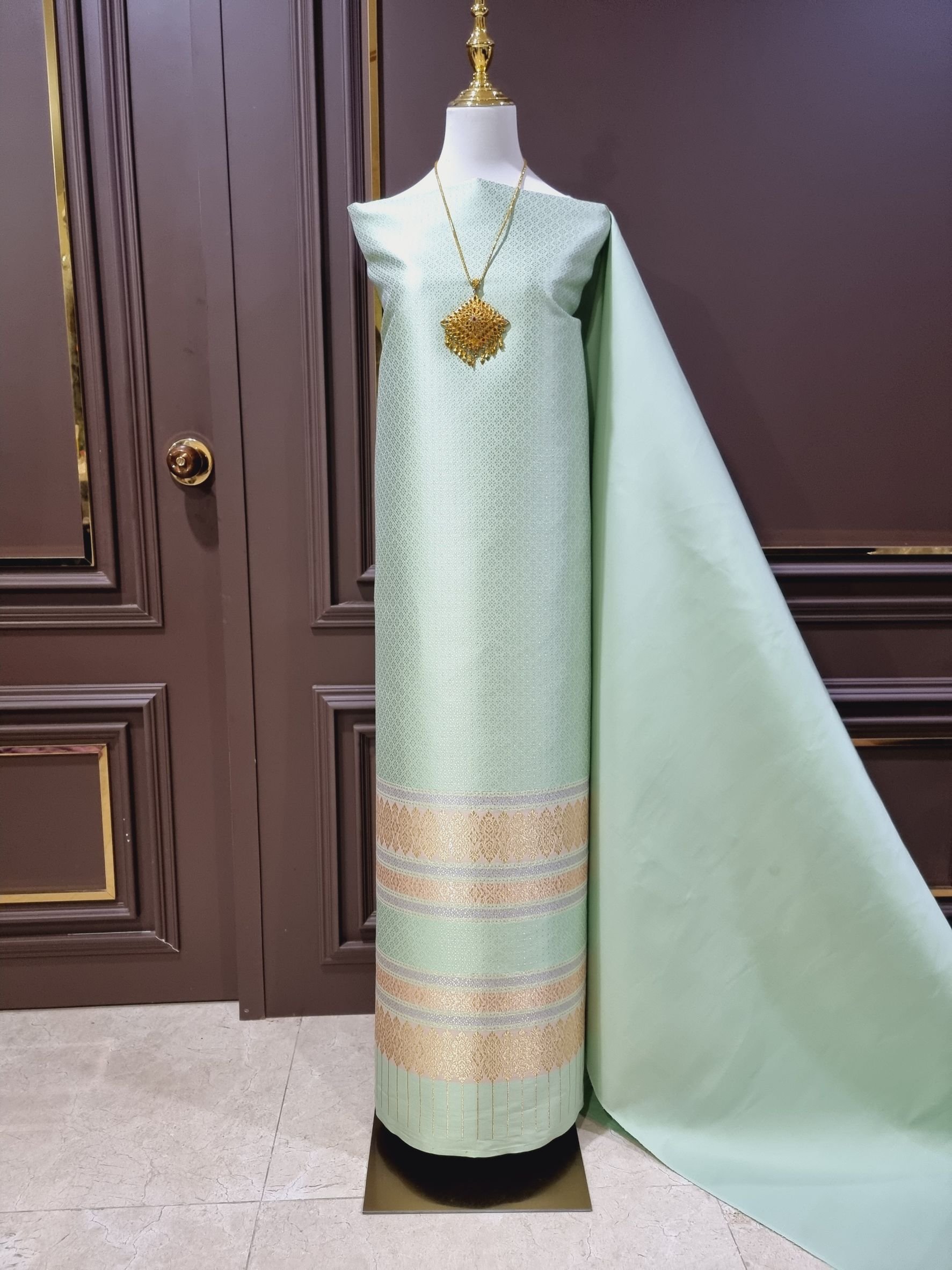 (ผ้าชุด)ผ้าไหมยกดอกลำพูน ขนาด 1.03x4.49เมตร พื้นสีเขียวพาสเทล รหัส N90-29-TR0213