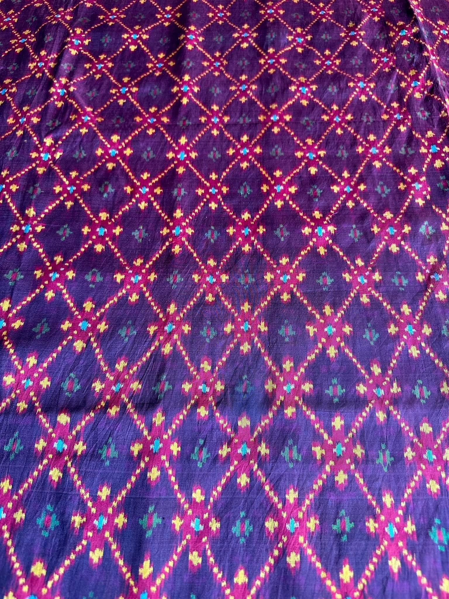 ซิ่น ไหมพระตะบอง มัดหมี่ 3ตะกอ ขนาด 112x160ซม ลายตาข่ายดักทรัพย์ สีแดง รหัส N9-SIL-JJ11