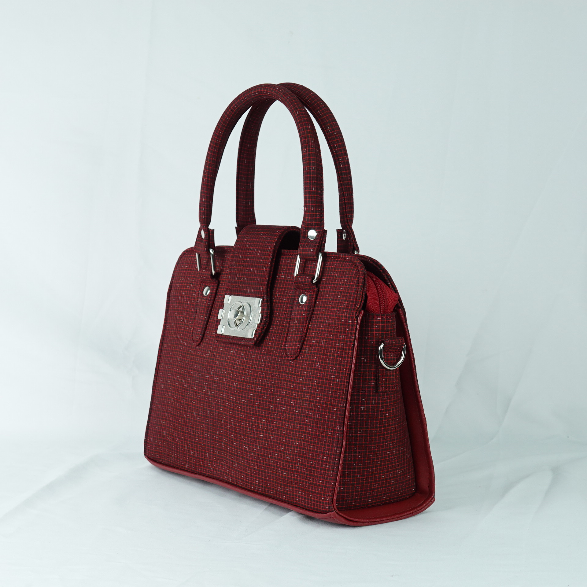 กระเป๋าถือผ้าไหม ทรงสี่เหลี่ยมขนาด 10.5x28x20ซม. ความสูงหูจับ 34 ซม. ลายอัมปรม สีแดง รหัส GLA-TT-06036810