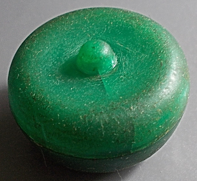 สีผึ้งเขียวเก่าๆพร้อมตลับ