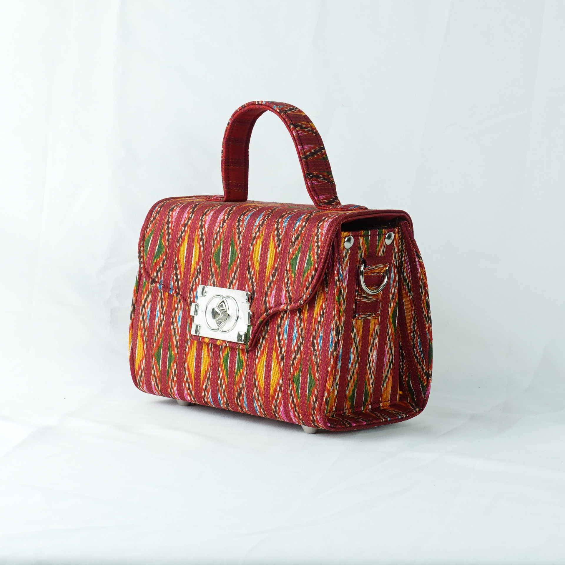 กระเป๋าถือผ้าไหม ขนาด 21x13x10ซม.ความสูงหูจับ 7ซม. สีแดง รหัส GLA-TT-060468147