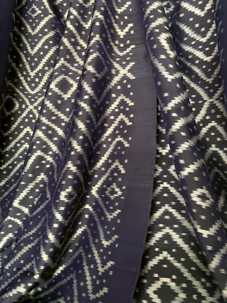 ผ้าไหมลายพิเศษ มัดหมี่ประยุกต์ ไหมแท้ สีกรมเกือบดำ เลือกตามขนาด รหัส MMFZ-116-1113682