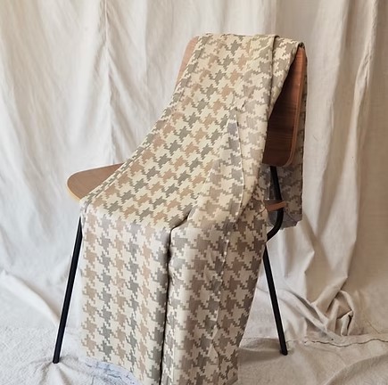 ผ้าไหมสปันซิลเกรด A+ ทอด้วยเครื่องอย่างประณีต หน้ากว้าง 148 ซม. สีครีม ตัดขายเป็นหลา รหัส CISP-CT-103148