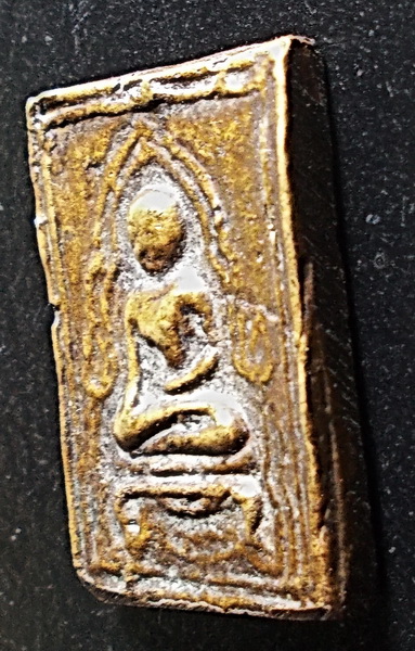 เหรียญหล่อหลวงพ่อเพชร พิมพ์สี่เหลี่ยมเศียรโล้น หลังยันต์