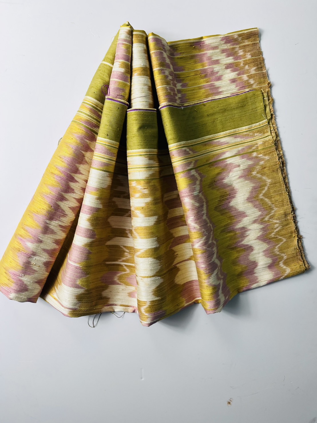 ผ้าไหมลายพิเศษ มัดหมี่เนื้อหนา ไหมแท้ สีธรรมชาติ ลายโมเดิร์นโฮล สีเขียวอมเหลืองแทรกชมพูครีม เลือกตามขนาด รหัส MMFZ-131