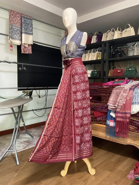 ซิ่น ผ้าปาโตล่า ไหมแท้ ขนาด 115x190ซม. พื้นสีแดง รหัส N9-SIL-1125674