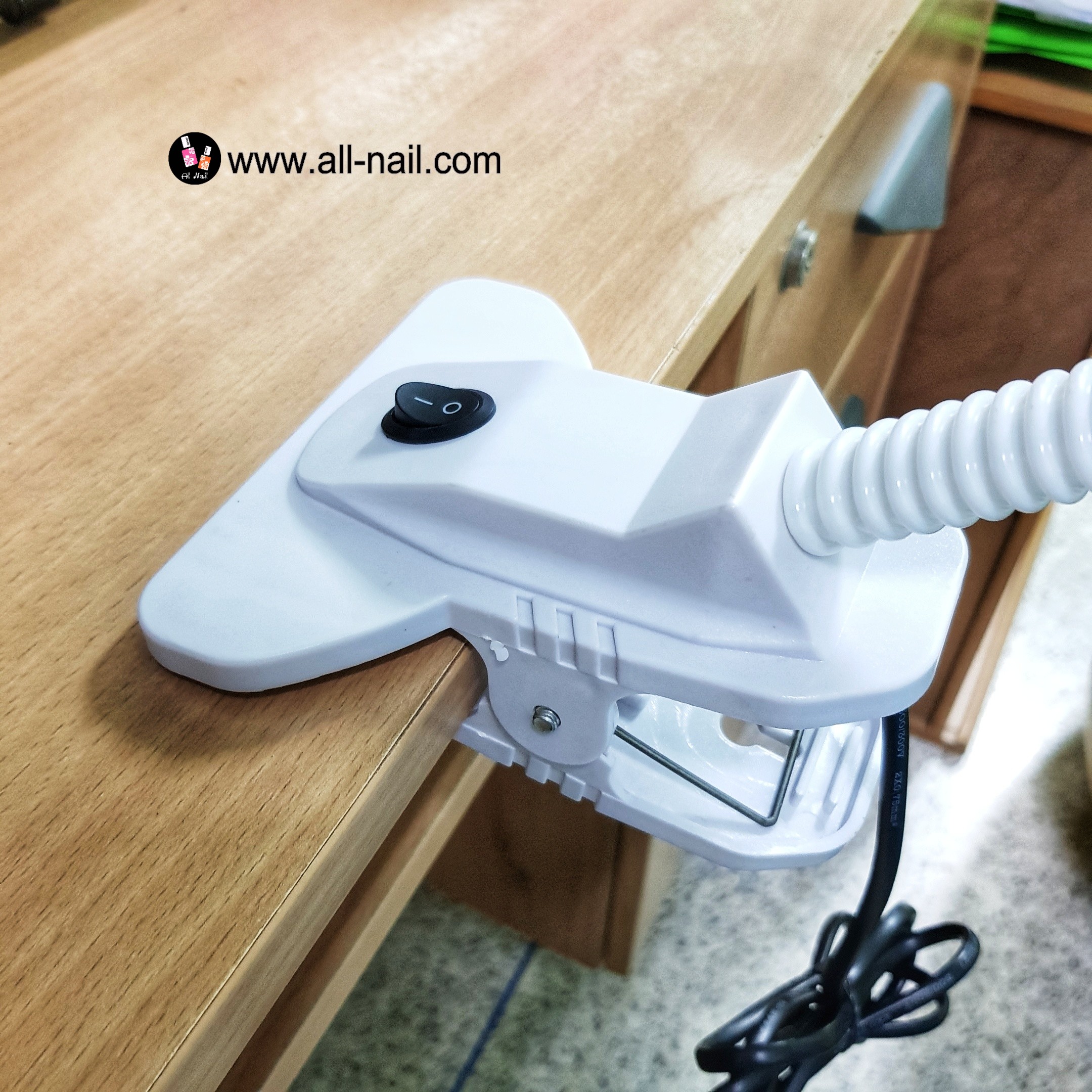 โคมไฟแบบหนีบ มีเลนส์ขยาย