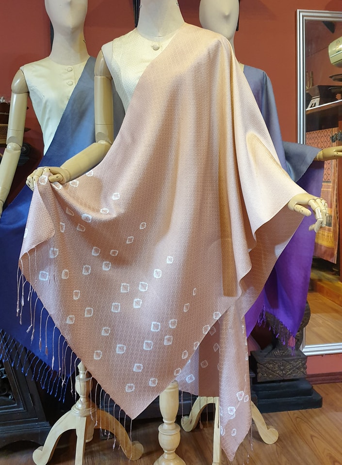 พรีออเดอร์ 3-7วัน ผ้าคลุมไหล่ไหม ยกดอก มัดย้อม ไล่เฉดสี ขนาด 65x200ซม. พื้นสีน้ำตาล สีเบจ รหัส ZYE-TT1027666