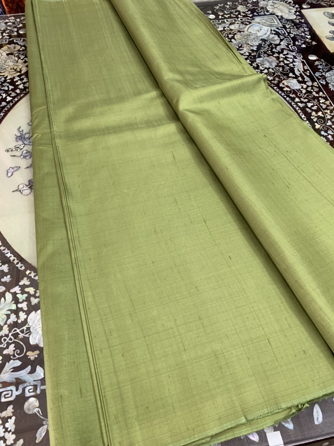 ผ้าไหมสีพื้น ไหมลืบเนื้อเบา ไหมแท้มีขี้ไหม สีเขียวมะกอก (ราคาต่อหลา) รหัส D-30073